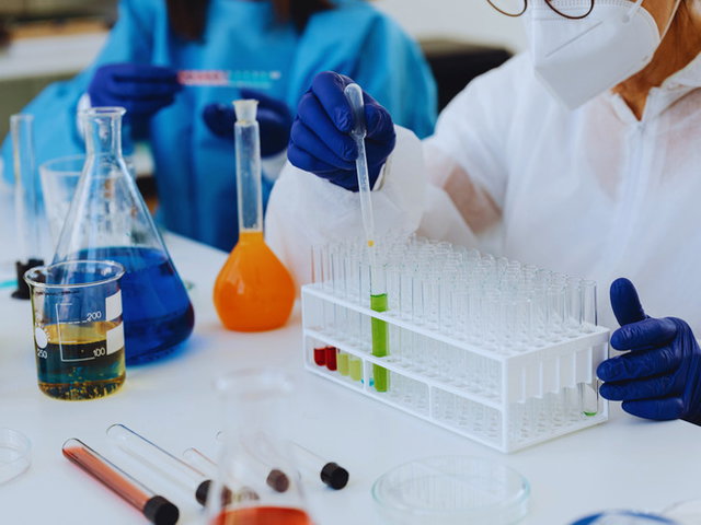 químicos trabalhando no laboratório