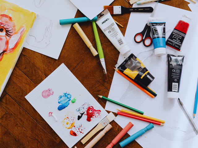 mesa com material de artes