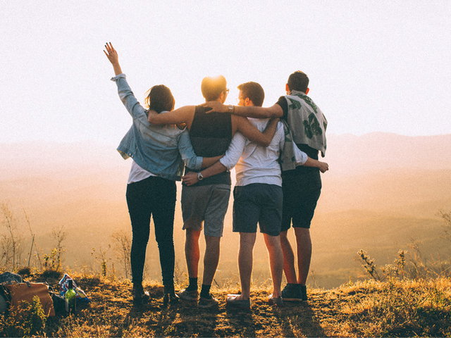 jovens amigos abraçados