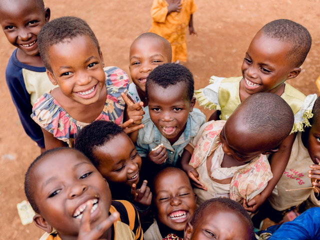 crianças africanas contentes