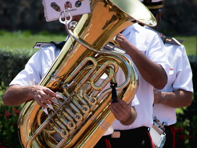 músico com tuba