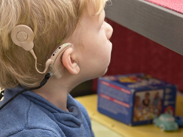 Criança com implante coclear