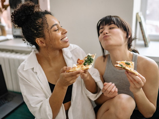 Duas mulheres comendo piza
