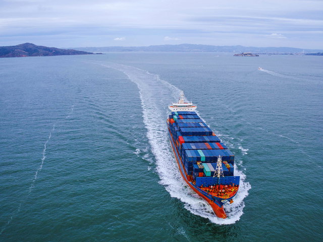 navio de carga em alto-mar