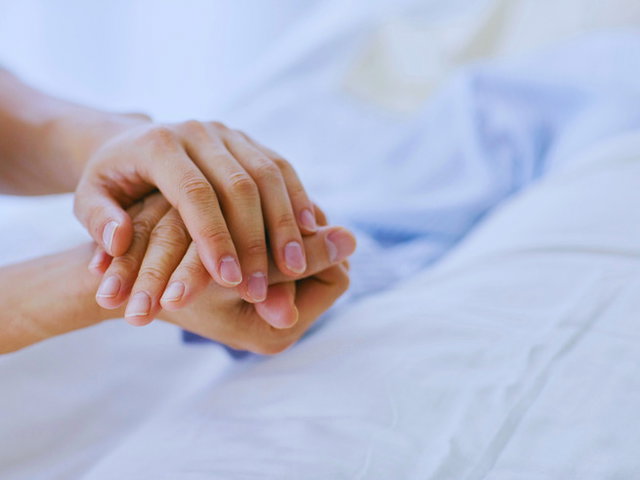 pessoa consolando outra segurando-lhe a mão