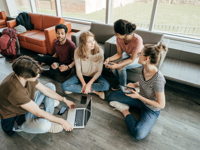 grupo de jovens conversando