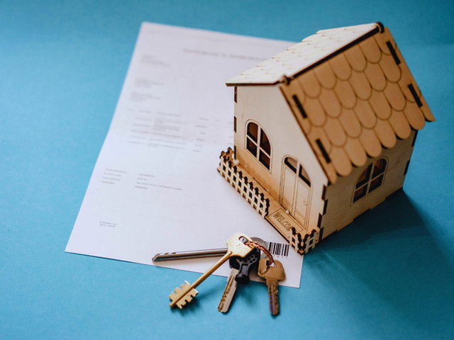 casinha sobre mesa de escritório