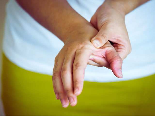 mulher massageando a mão