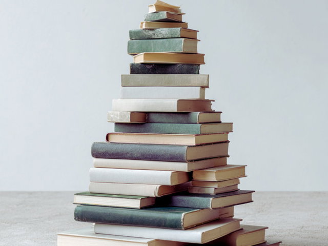 pirâmide feita com livros
