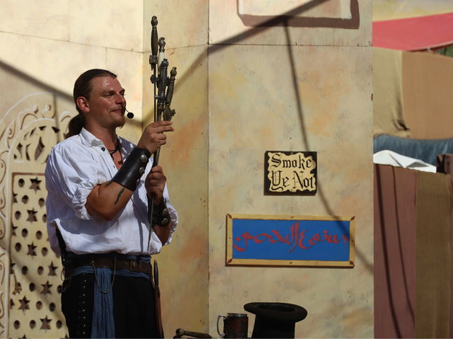 apresentação de homem engolidor de espadas