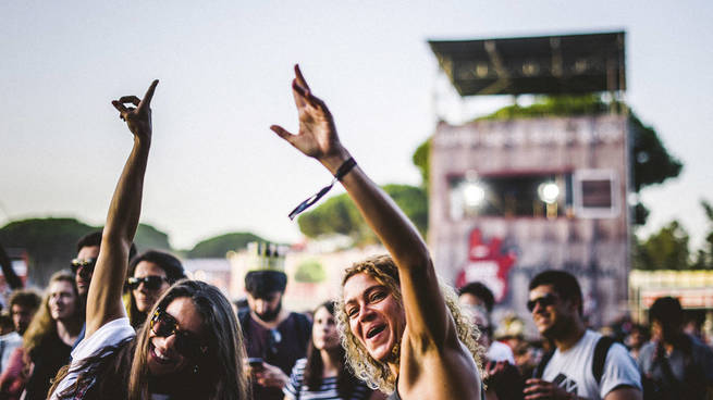 Pessoas aproveitando festival de verão