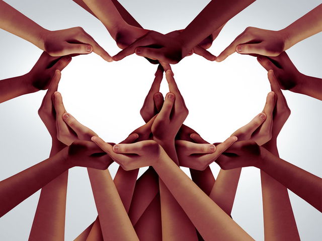 D&iacute;a de la fraternidad humana: manos forman dos corazones