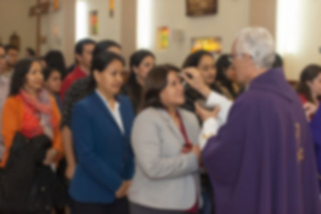 Imposición de ceniza durante el primer día de Cuaresma.