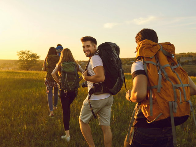 jovens de mochila caminhando em fila