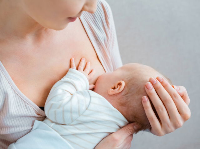 Semana mundial de la lactancia materna: madre dando de mamar a su bebé