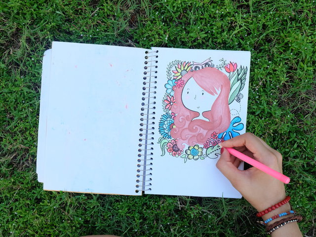moça pintando livro de colorir