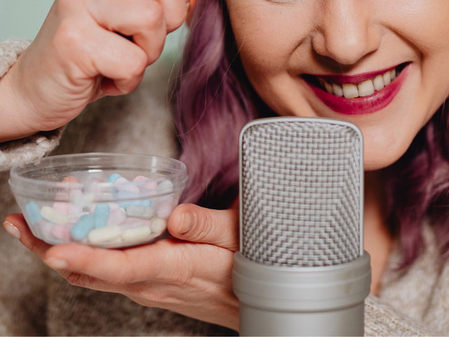 mulher produzindo ASMR