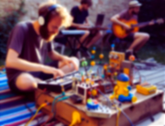 músico fazendo música com teclado e brinquedos_gerada por IA