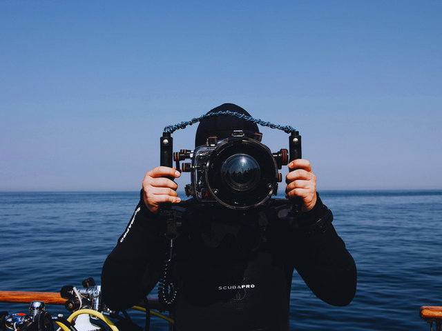 oceanógrafo no mar usando equipamento de trabalho
