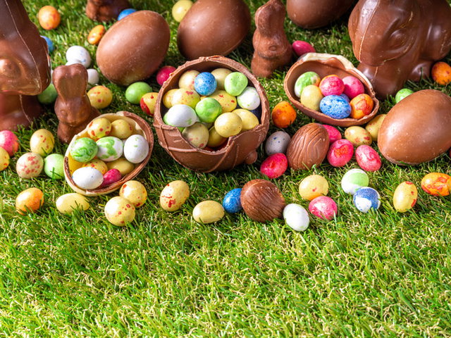 coelhos de chocolate e ovinhos da Páscoa na relva