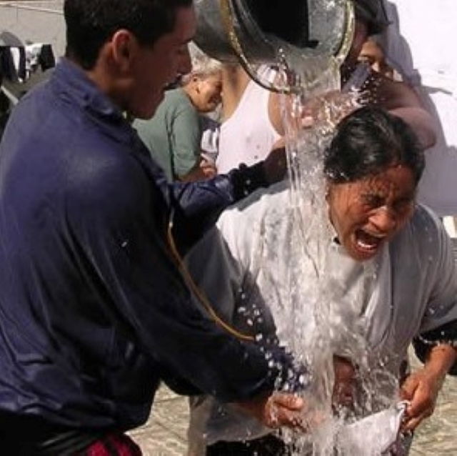 el Día de los Inocentes se celebraba lanzando agua en forma de broma