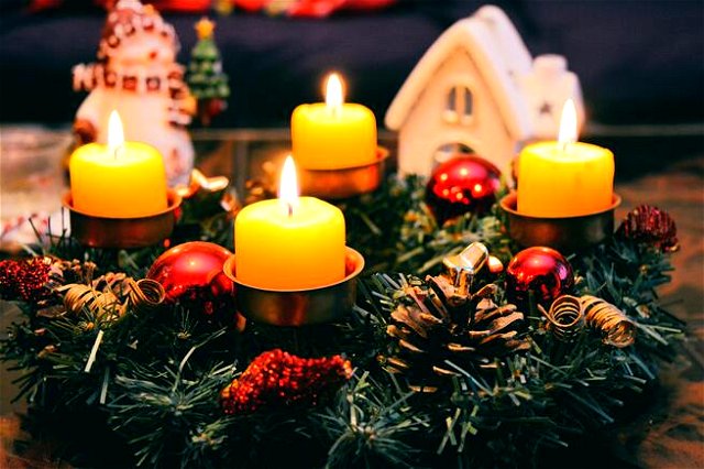 Advent decorations of candles and wreaths in the house