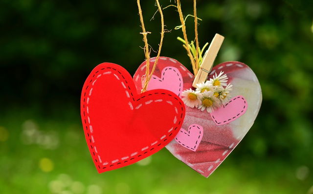 dia de los enamorados: adornos de fieltro con forma de corazón