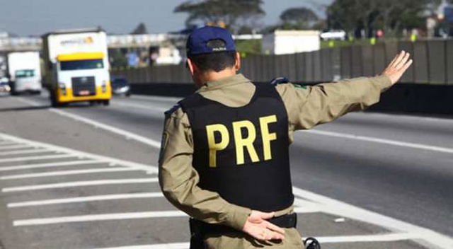 Policial Rodoviário Federal em serviço