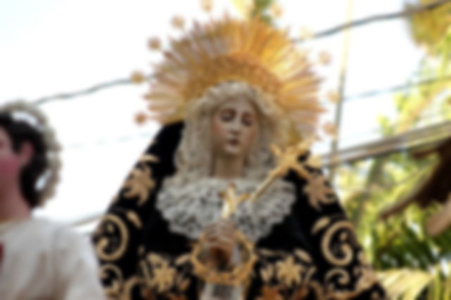 Figura de la virgen durante una procesión de viernes santo