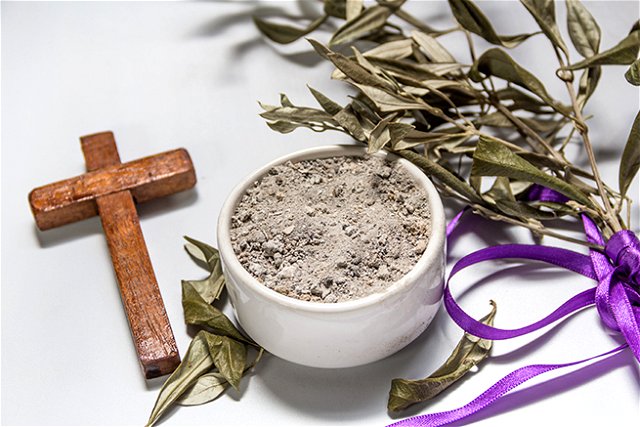 cinzas, ramo e cruz usados na quarta-feira de cinzas