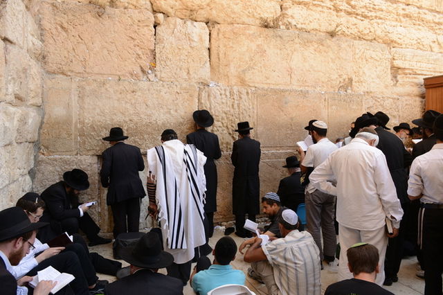 People praying on Tisha B‘Av