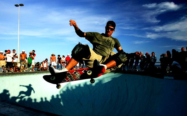 Bob Burnquist praticando skate