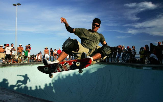 Bob Burnquist praticando skate