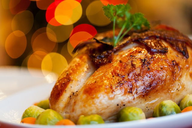 Pavo asado tradicional en la comida de Año Nuevo