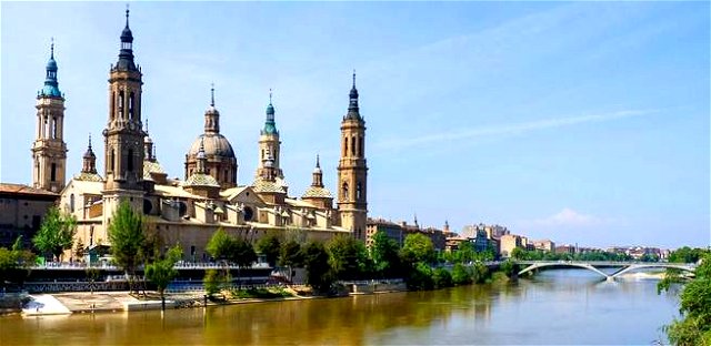 Basílica del Pilar (Zaragoza) junto al río Ebro